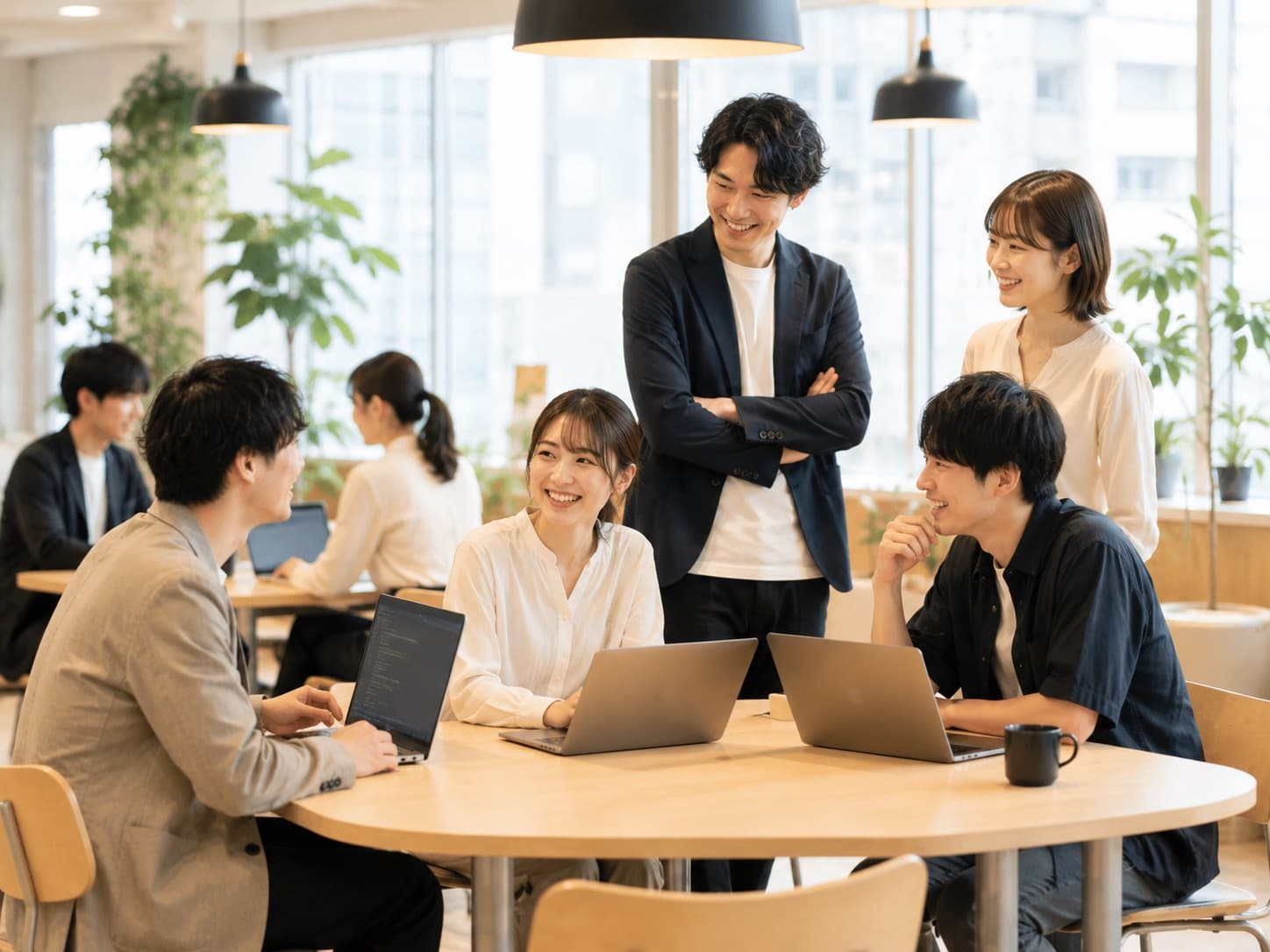 オフィスで談笑するメンバー